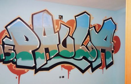 Letras de graffiti dibujadas en habitacion juvenil