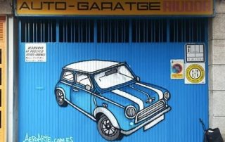 Persiana de taller mecanico decorada con un graffiti de un coche
