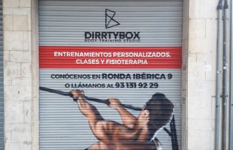 Graffiti profesional en la persiana de Dirtybox tienda de fitness vilanova i la geltru