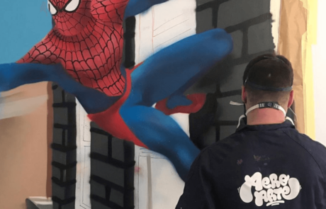 Graffiti de spiderman en habitación infantil