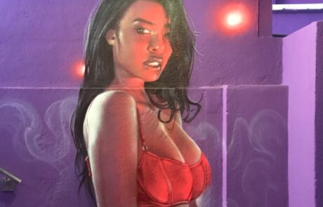 graffiti chica en bikini discoteca