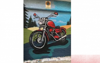 graffiti de una moto en la puerta de un parking en barcelona